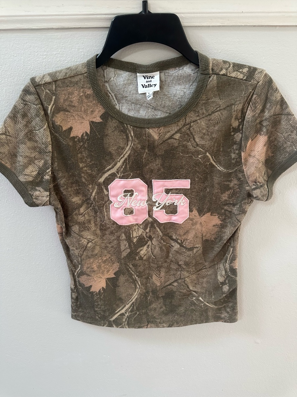 Vine & Valley Camo Ribbed Baby Tee Pink 85 New York Graphic Size L